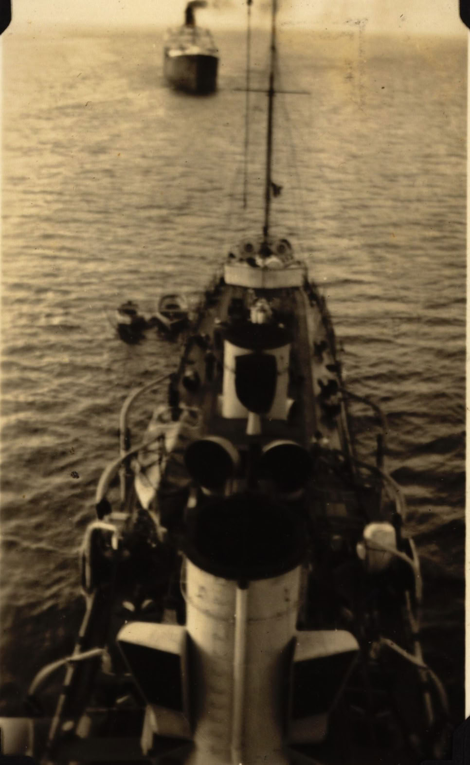 Cubierta del destructor Almirante Villar avistando un buque mercante, c. 1935