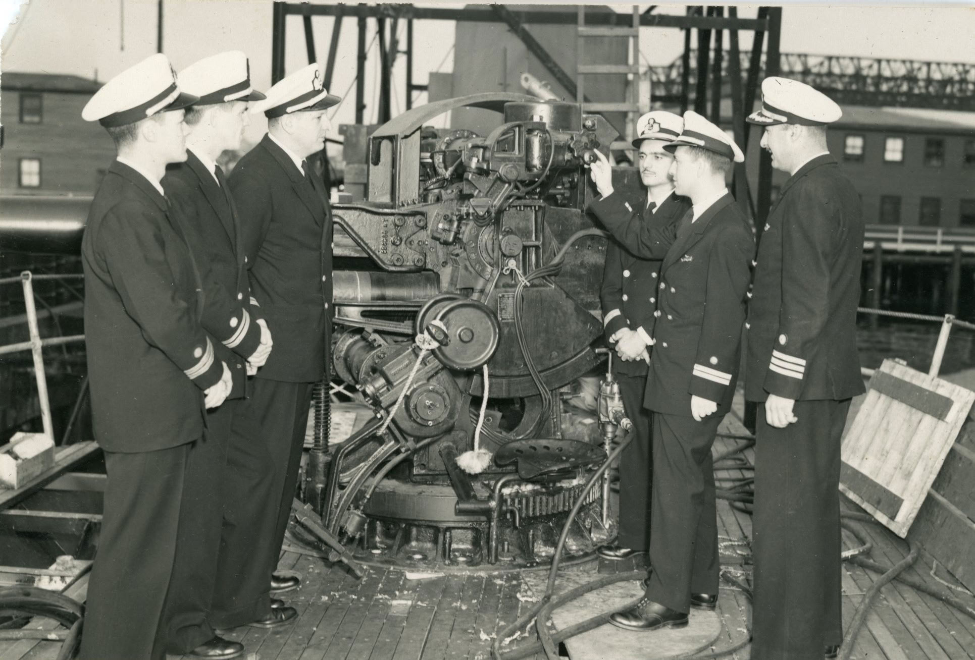 Inspeccionando los exteriores del submarino Tiburón, 1953