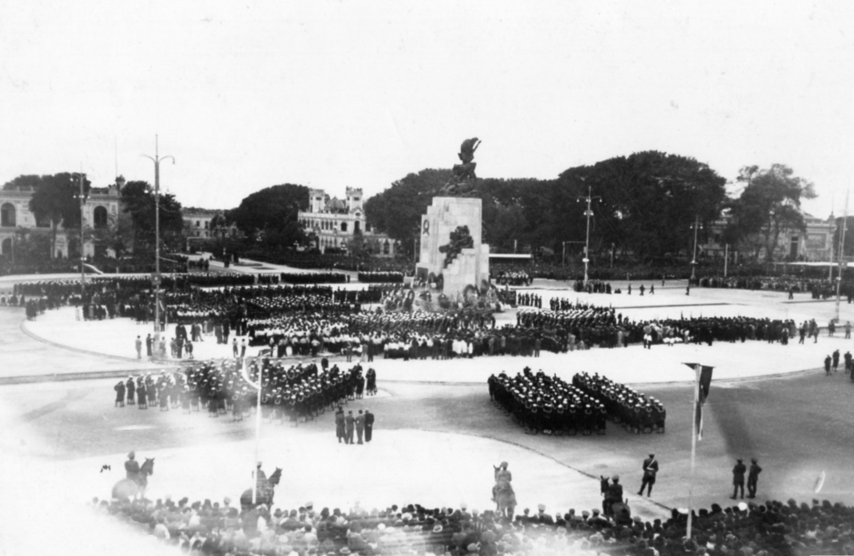 Inauguración del monumento al Almirante Miguel Grau, en la Plaza Grau de Lima, el 28 octubre 1946